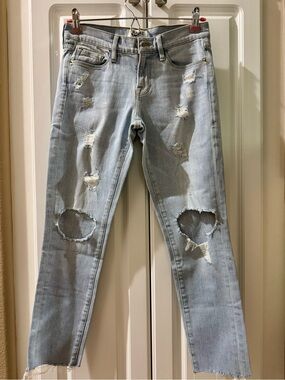 FRAMEWomen’s Light Blue Distressed Knee-Rip Jeans